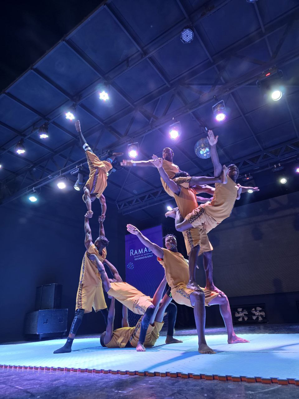 Team executing a complex synchronized routine